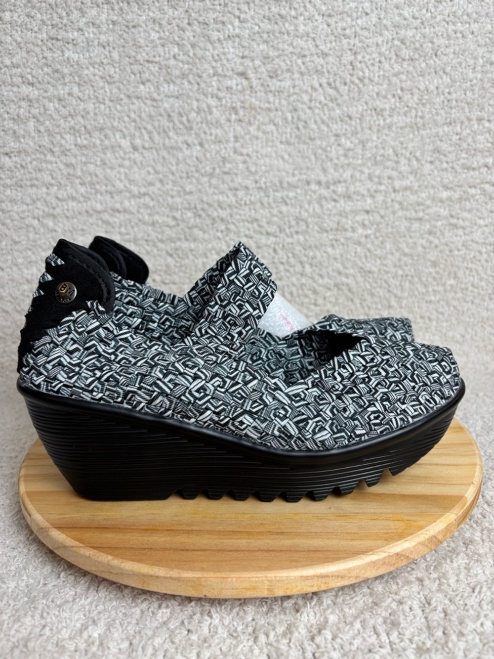 Bernie Mev Shoes Womens 8.5-9 Lulia Wedge Black White Newsprint Woven Mary Jane